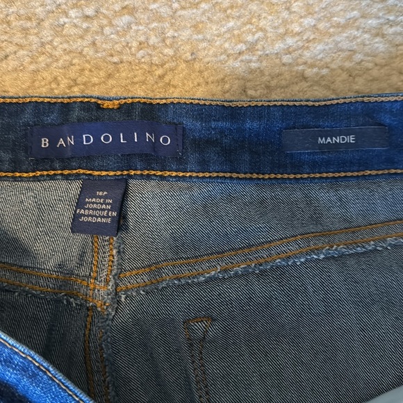 Bandolino Mandie Petite Jeans with Tan stitching. - Picture 5 of 7